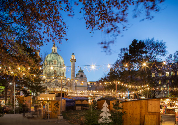     Christmas market in Vienna / Karlsplatz 